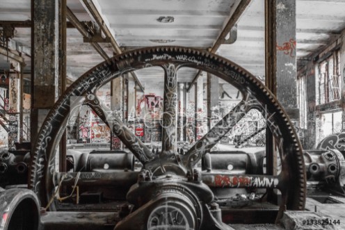Afbeeldingen van Industrial machinery in abandoned factory